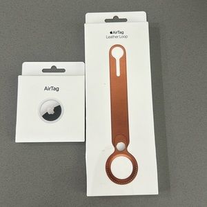 Apple AirTag and leather loop set